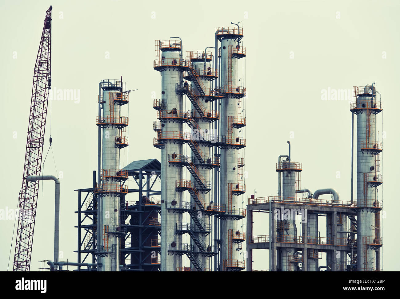 Trattamento dei gas fabbrica. paesaggio con l'industria del petrolio e del gas Foto Stock
