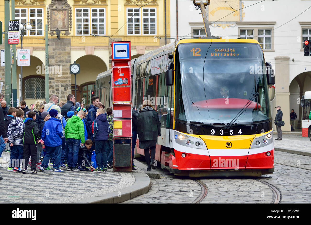 Praga, Repubblica Ceca. Moderno / tram tram (Skoda 15t4 forcity alfa) a Malostranske namesti fermata del tram Foto Stock