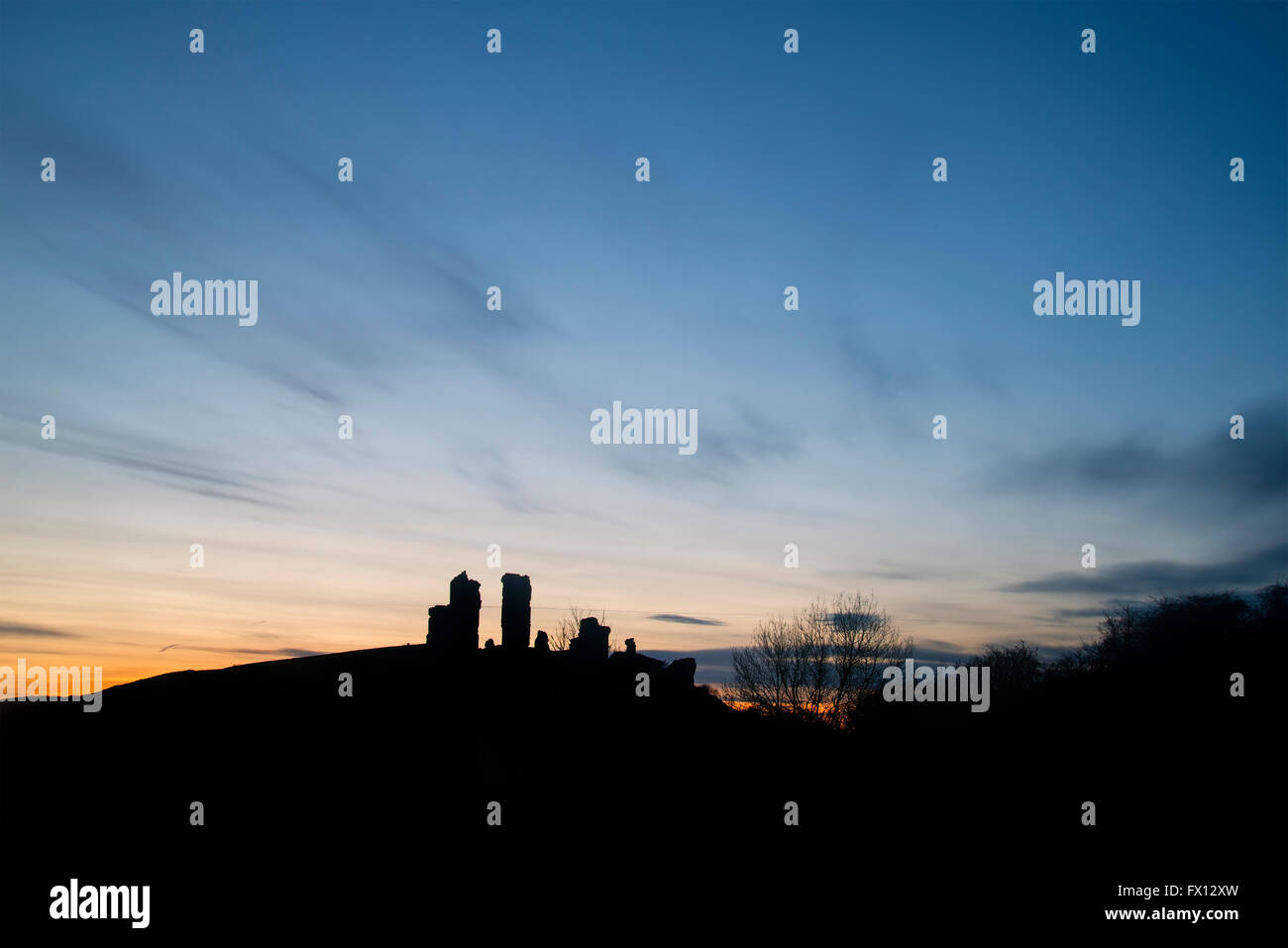 Immagine di panorama di incantevole castello delle favole rovine durante il bellissimo tramonto Foto Stock