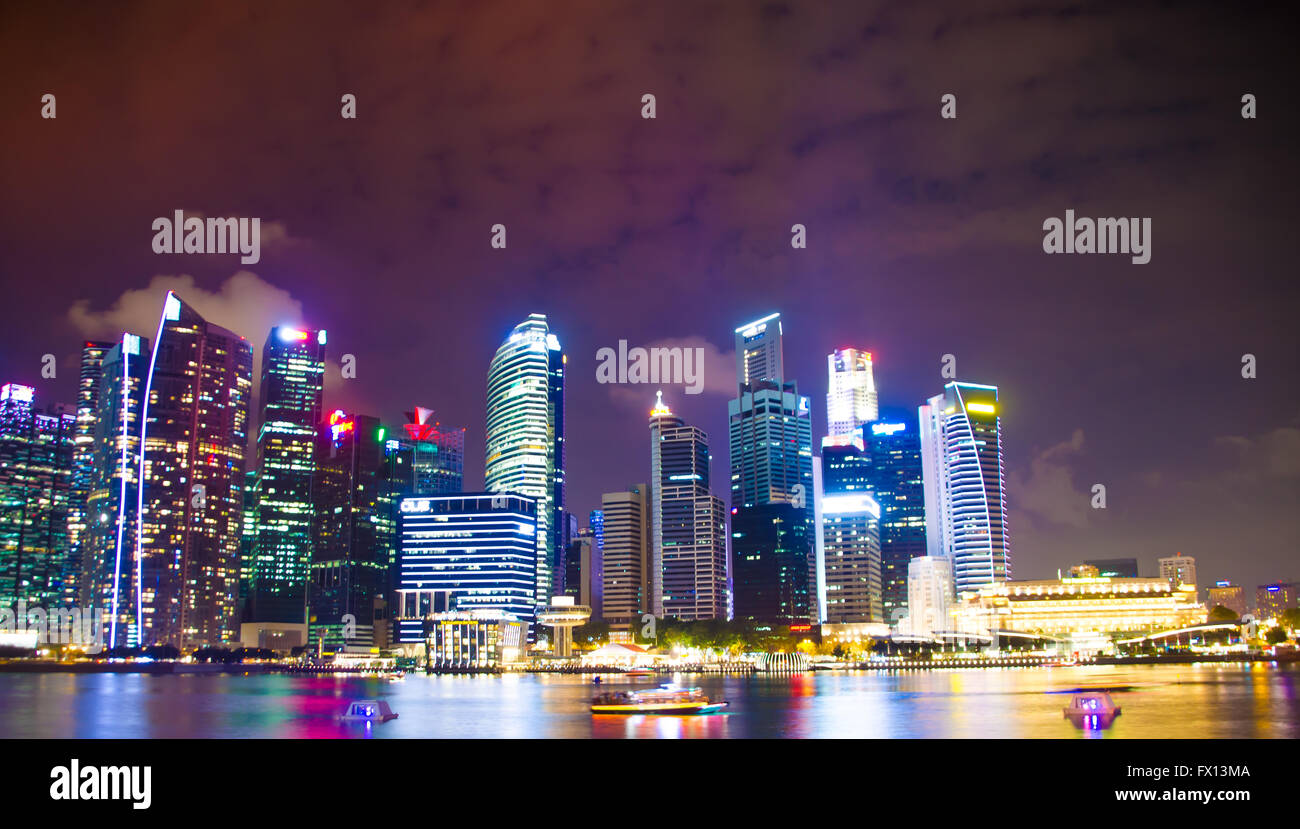Singapore ,Aprile 3 -2016 edifici aziendali brilla di luce notturna intorno a Marina Bay e il fiume Singapore Singapore Apr Foto Stock