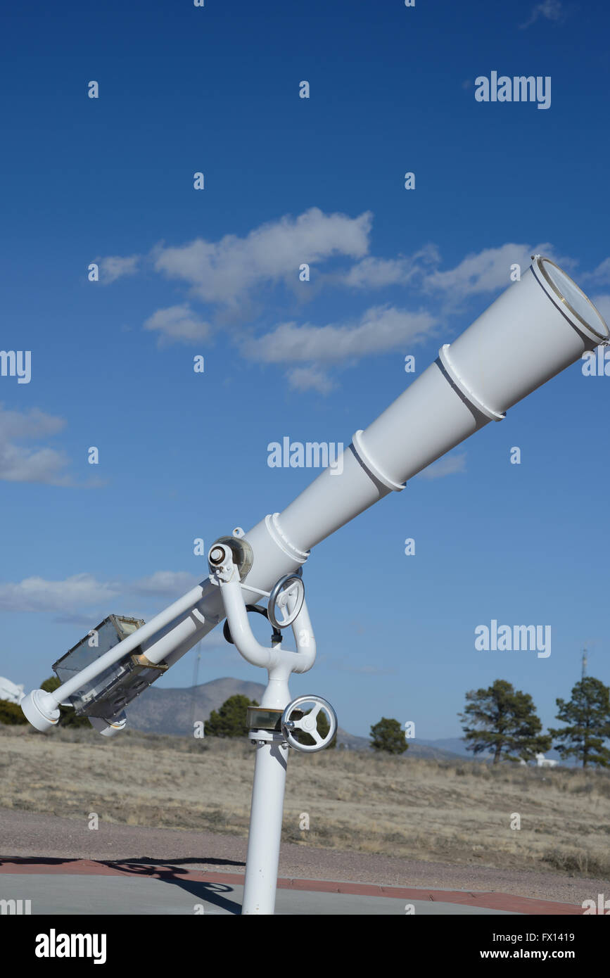 Bianco grande telescopio al outdoor per sky observatory Foto Stock