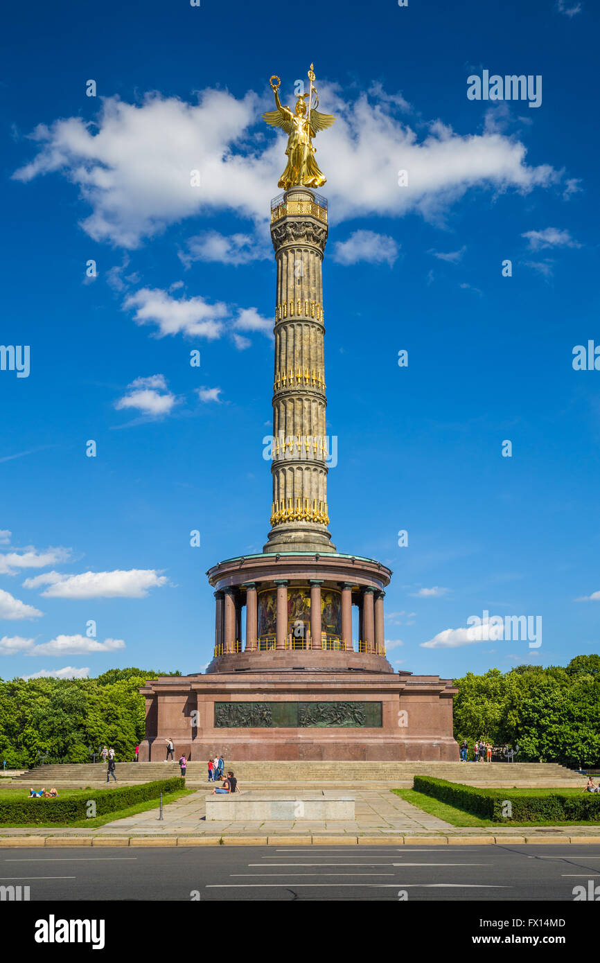 Berlino famosa Colonna della Vittoria a grande stella piazza nel pubblico Tiergarten park, Berlino quartiere Mitte, Germania. Foto Stock