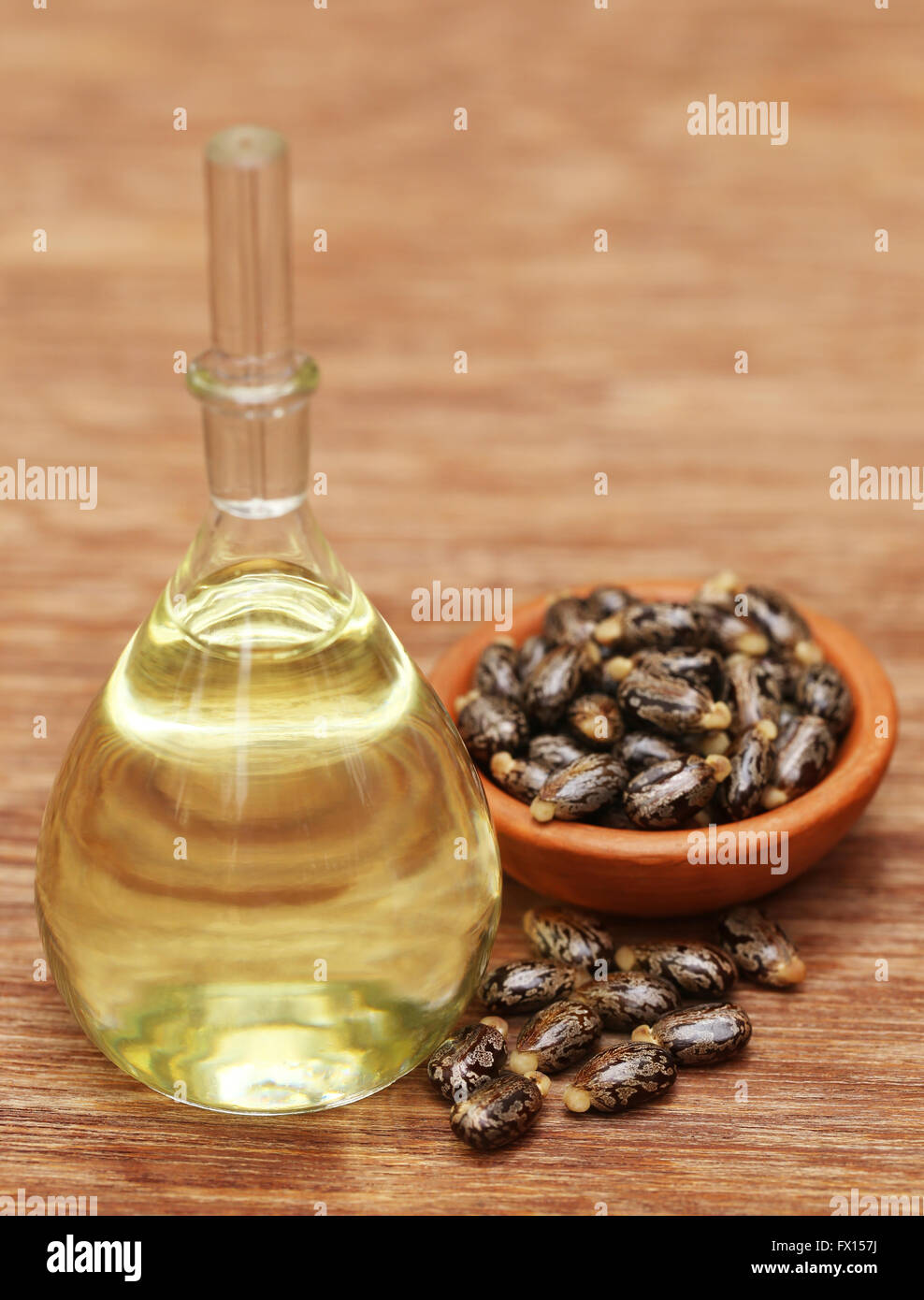 Semi di ricino e di olio in un vasetto di vetro Foto Stock