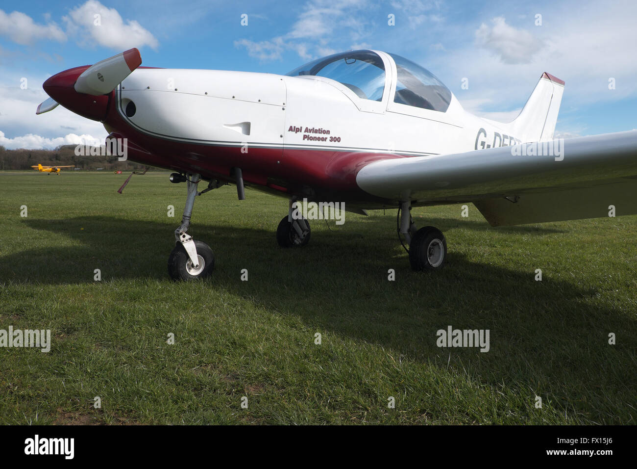 Alpi Aviation Pioneer 300 aeromobili leggeri in un campo di aviazione di erba nel Regno Unito Foto Stock