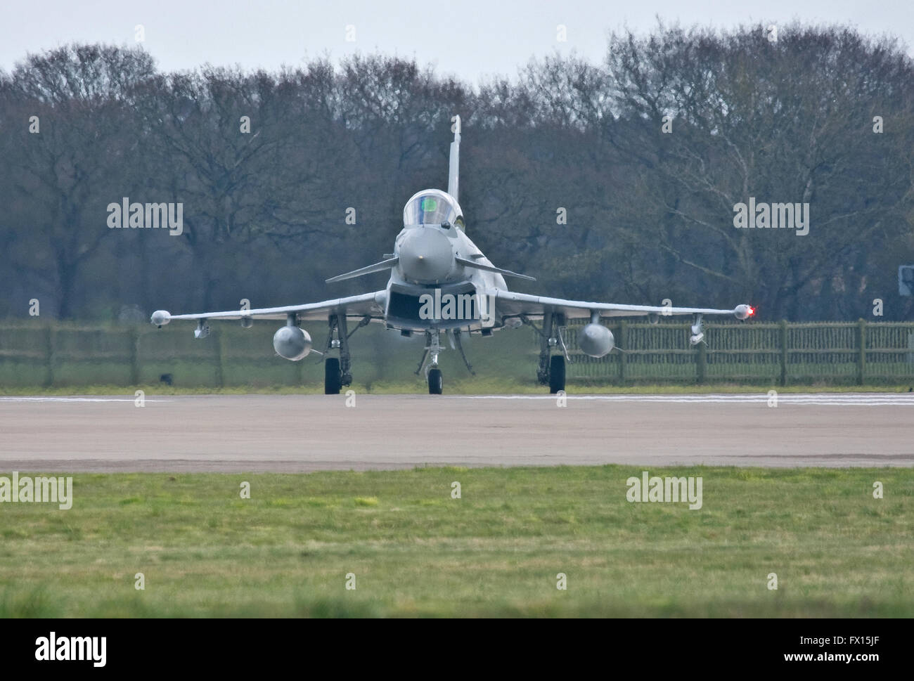 Eurofighter Typhoon della RAF si prepara per il decollo. jet da combattimento di difesa di alimentazione aria velivoli di aviazione militare di volo NATO Foto Stock