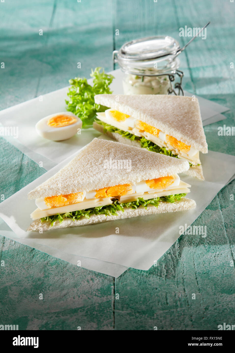 Sandwich con uova, insalate e formaggi Foto Stock