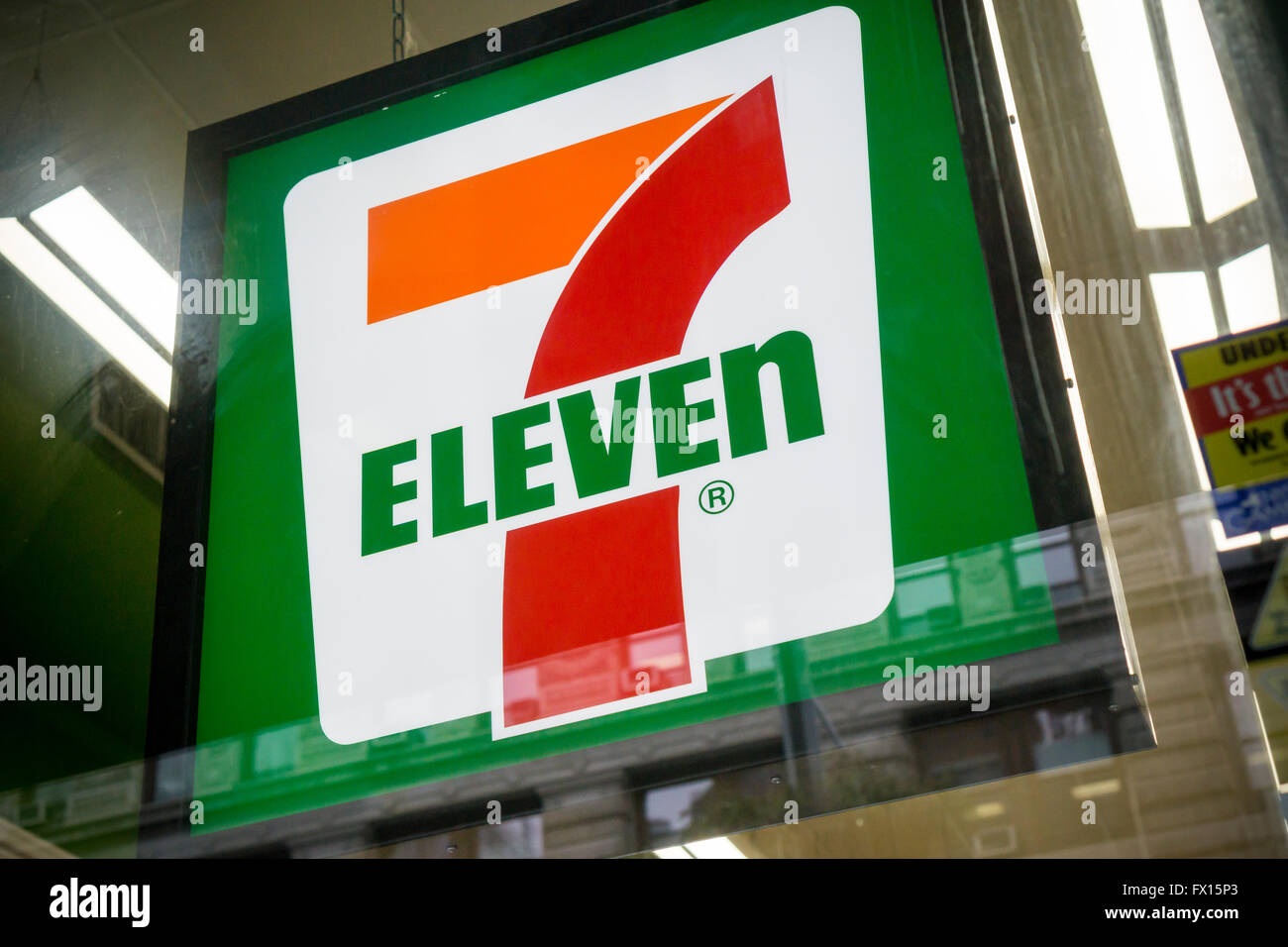 Un 7-Eleven convenience store in New York il giovedì, 7 aprile 2016. L'Internal Revenue Service ha annunciato che partecipano 7-Eleven convenience stores sarà in grado di accettare pagamenti fiscali. (© Richard B. Levine) Foto Stock