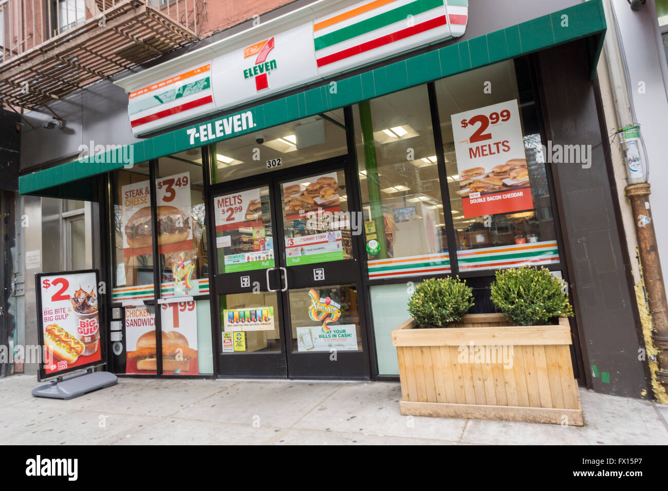 Un 7-Eleven convenience store in New York il giovedì, 7 aprile 2016. L'Internal Revenue Service ha annunciato che partecipano 7-Eleven convenience stores sarà in grado di accettare pagamenti fiscali. (© Richard B. Levine) Foto Stock