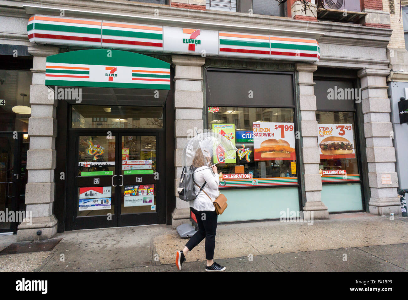 Un 7-Eleven convenience store in New York il giovedì, 7 aprile 2016. L'Internal Revenue Service ha annunciato che partecipano 7-Eleven convenience stores sarà in grado di accettare pagamenti fiscali. (© Richard B. Levine) Foto Stock