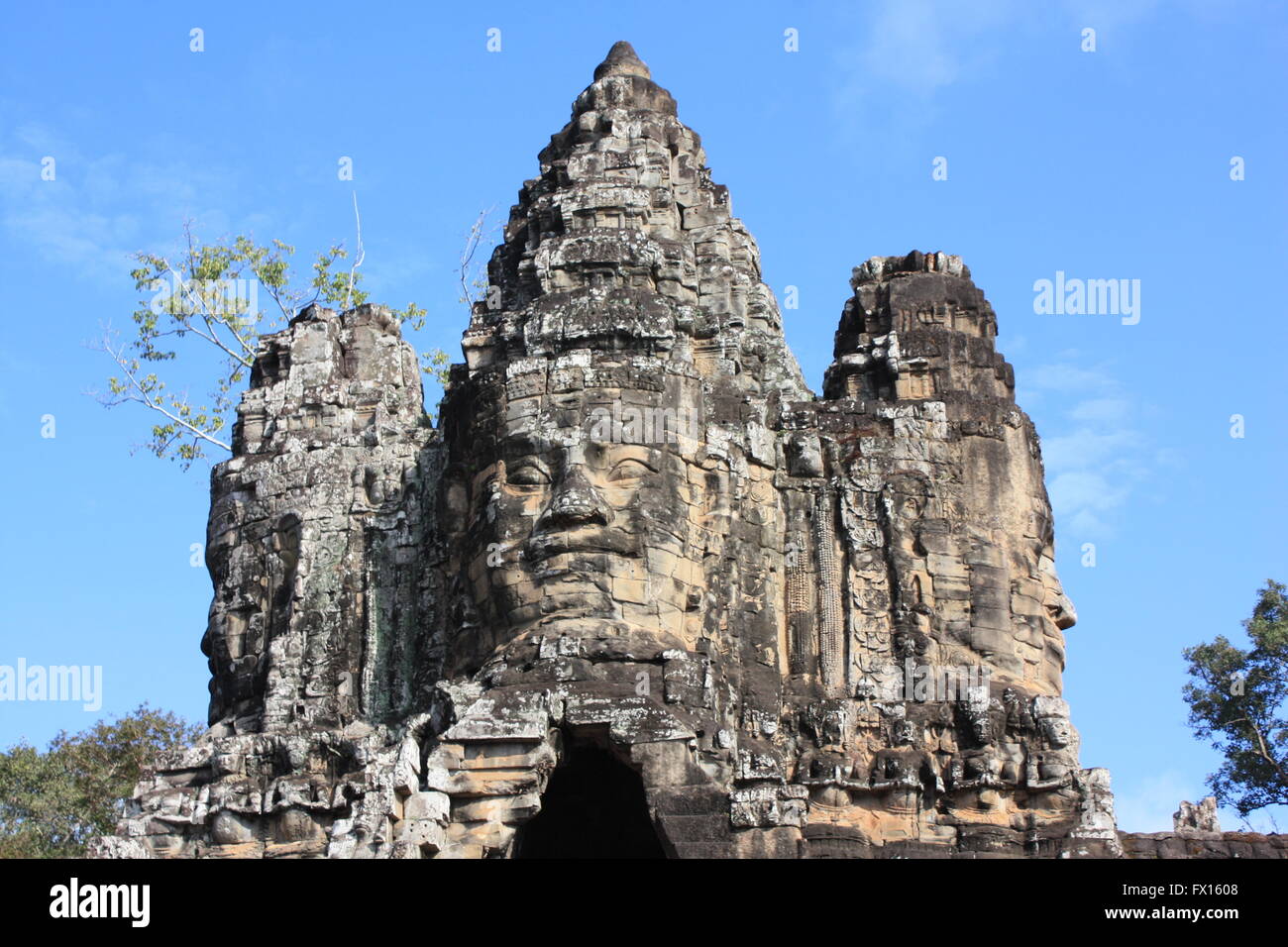 Facce scolpite all'entrata di Angkor Thom, Angkor, Cambogia. Foto Stock