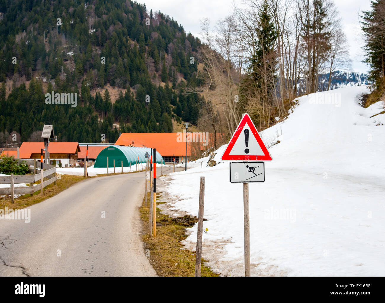 Traffico stradale nel gelo e neve Foto Stock