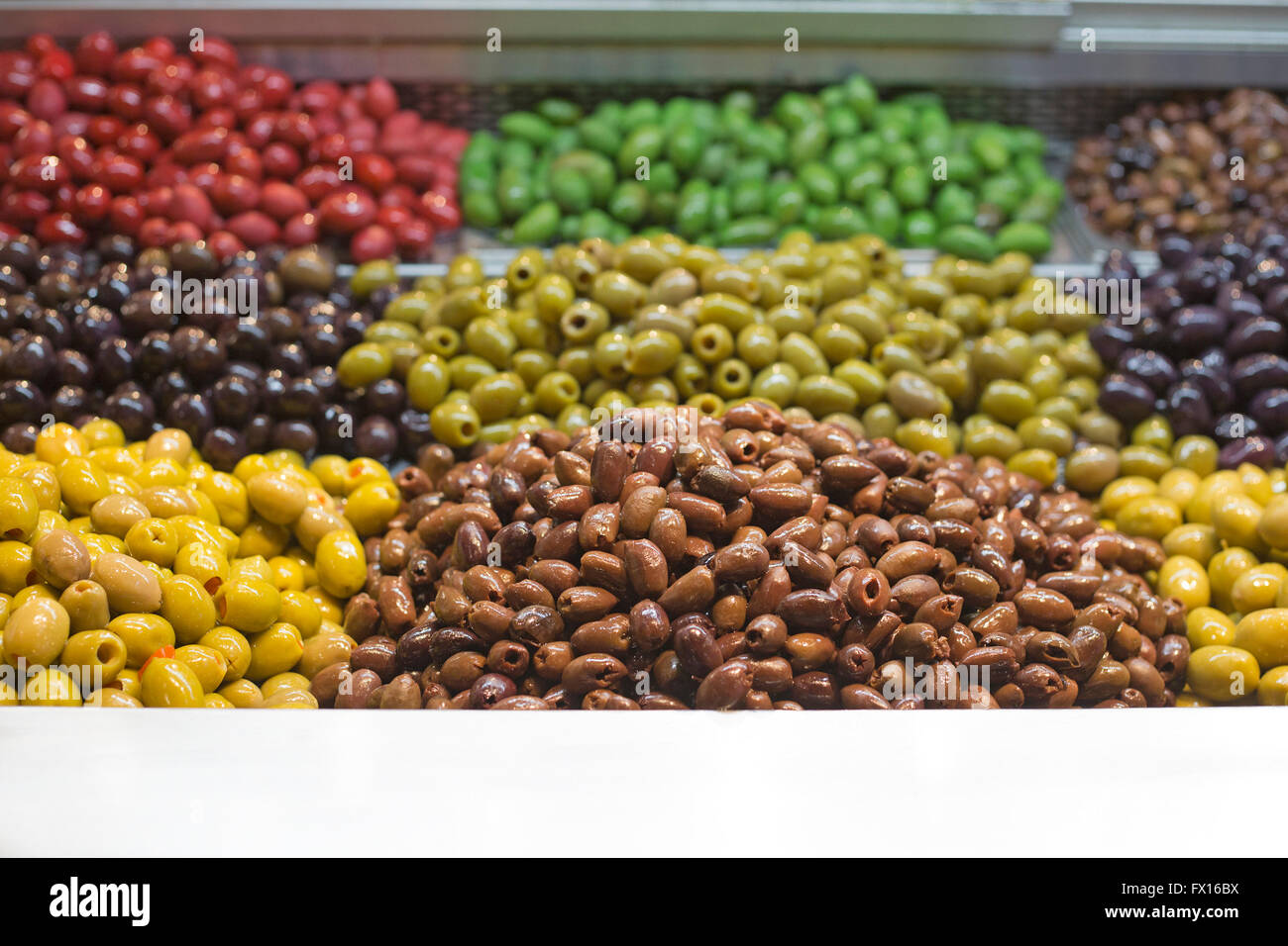 Mostra di olive in una bancarella di cibo al coperto al mercato di St Lawrence, Toronto, Ontario, Canada Foto Stock