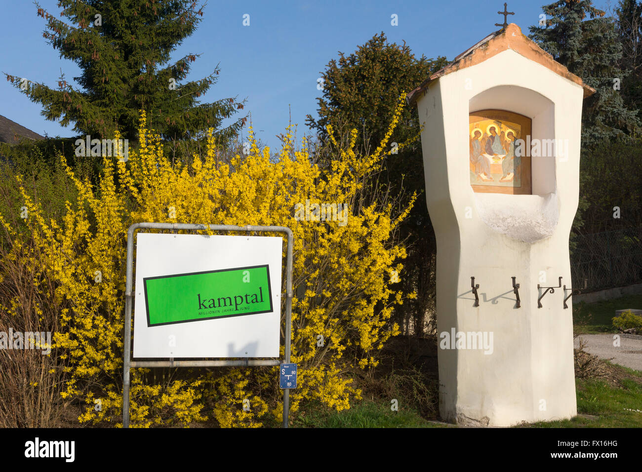 Un Marterl in Mittelberg, Austria inferiore e un segno pubblicità il Kamptal area in Austria Foto Stock