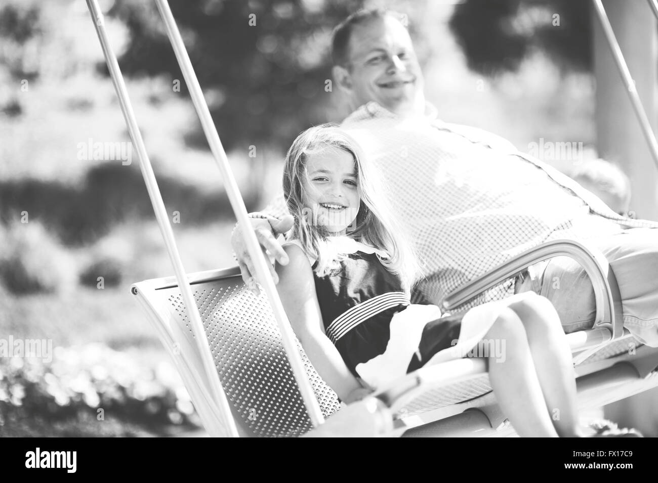 Padre e figlia swing su un banco di lavoro. Foto Stock