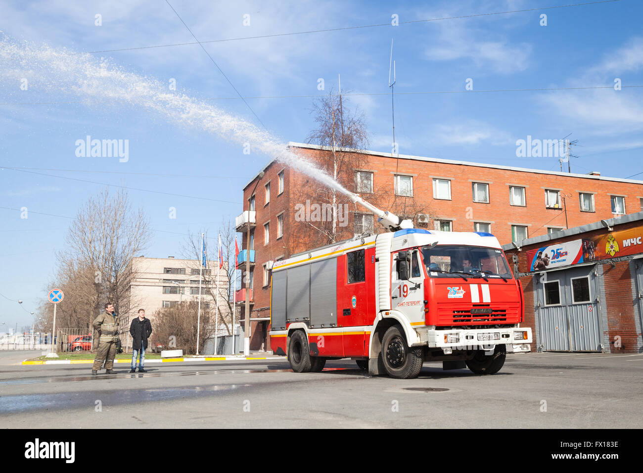 San Pietroburgo, Russia - Aprile 9, 2016: Kamaz 43253 carrello come un russo fuoco modifica del motore con tubo flessibile in esecuzione Foto Stock