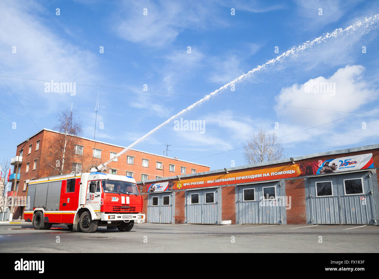 San Pietroburgo, Russia - Aprile 9, 2016: Kamaz 43253 carrello come un russo fuoco modifica del motore con un tubo flessibile in esecuzione Foto Stock