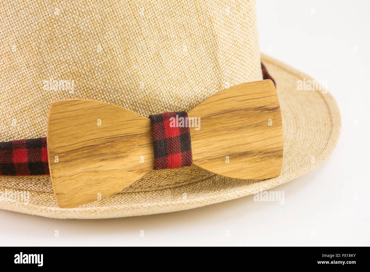 Arco in legno cravatta attorno ad un cappello. Accessori per uomo Foto Stock