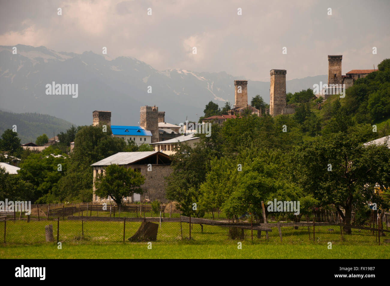 Skyline con le torri di guardia nel villaggio di montagna Mestia, Georgia Foto Stock