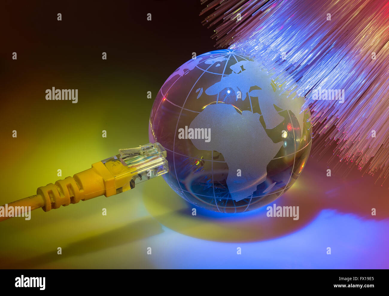 La massa di vetro con rete contro la fibra ottica sullo sfondo Foto Stock