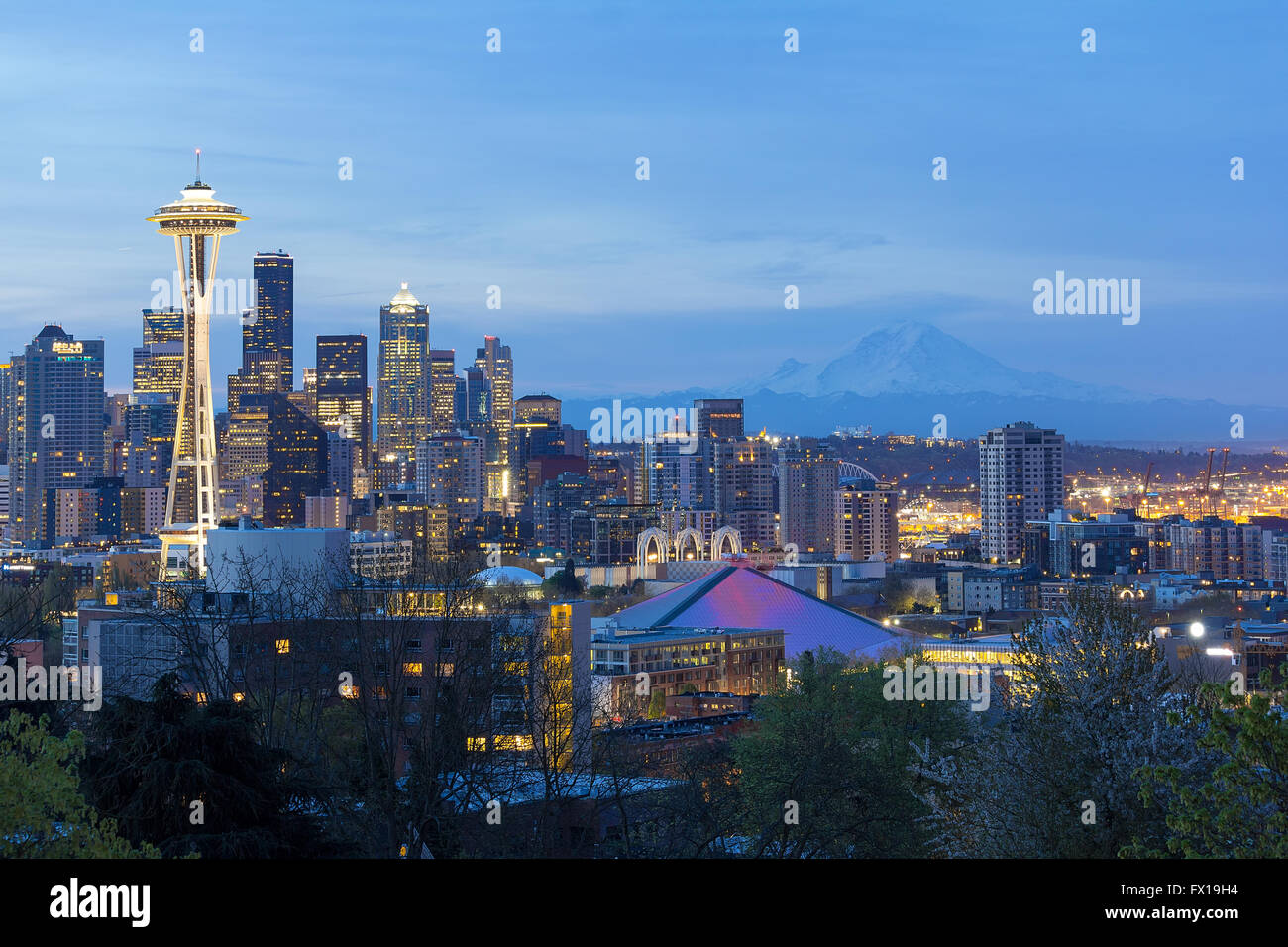 Seattle Washington cityscape con il Monte Rainier a sera ora blu Foto Stock