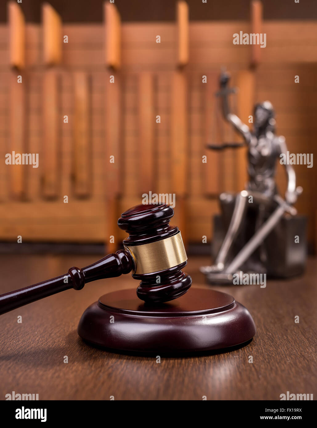 Martello di legno sul tavolo di legno, il concetto di legge Foto Stock