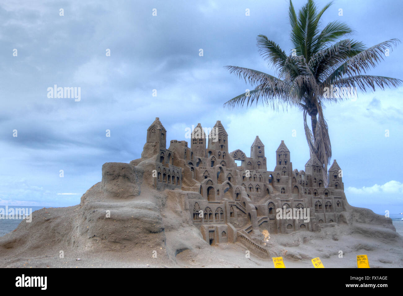 Un castello di sabbia sulla spiaggia di Cartagena, Colombia Foto Stock