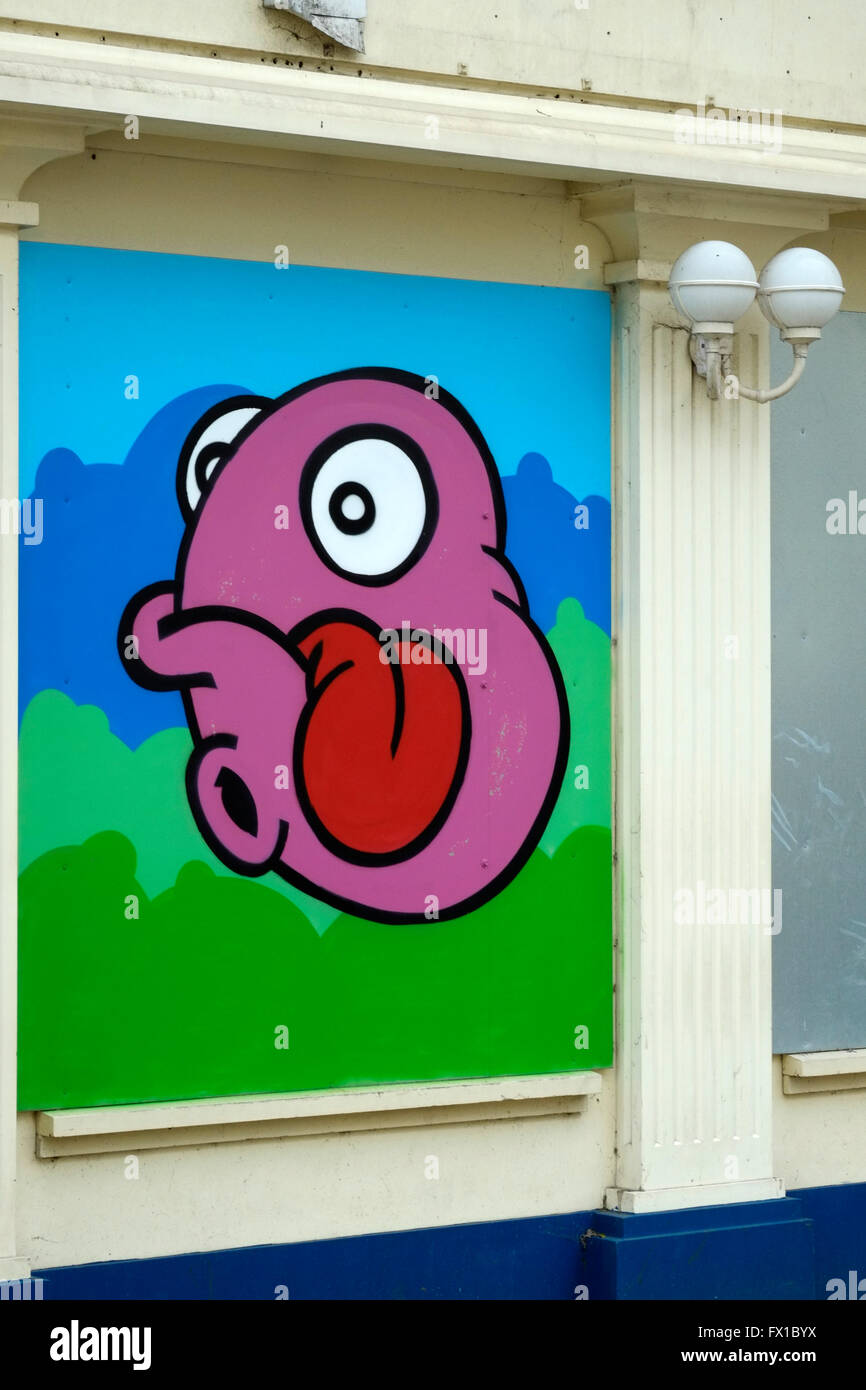 Wall Art graffiti di faccia su un edificio abbandonato in Inghilterra, Regno Unito Foto Stock