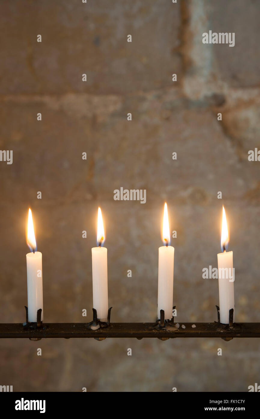 Acceso candele di preghiera in una chiesa. Inghilterra Foto Stock