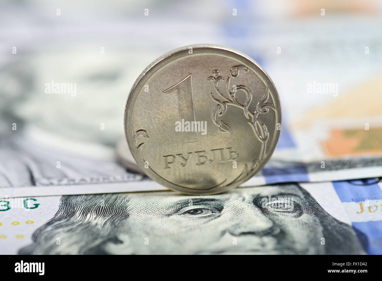 Coin un rublo contro lo sfondo di dollari Foto Stock