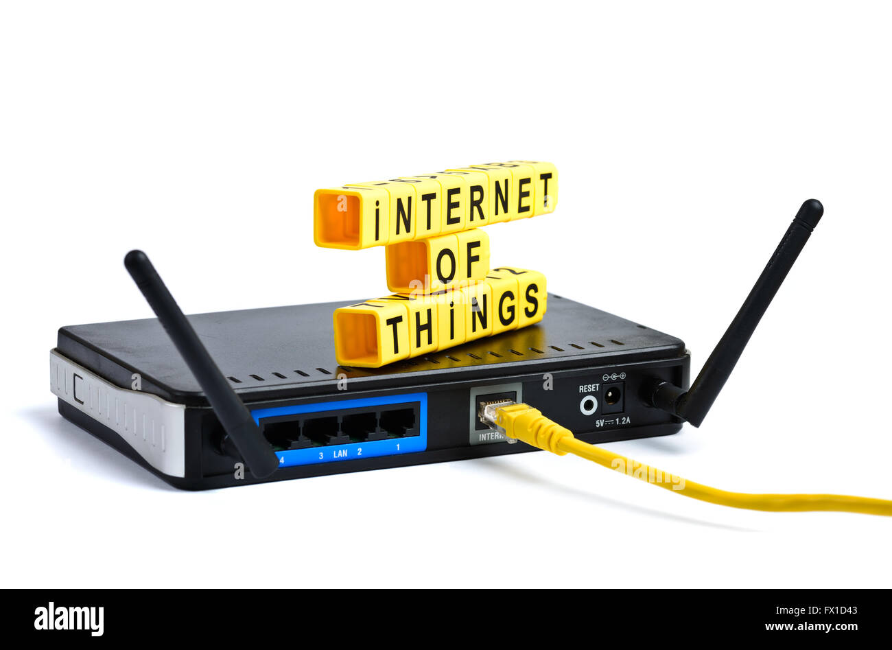Rete cavo giallo collegato a un router o a un modem Foto stock - Alamy