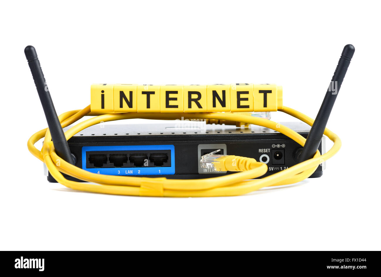 Rete il cavo giallo e il router o il modem Foto stock - Alamy