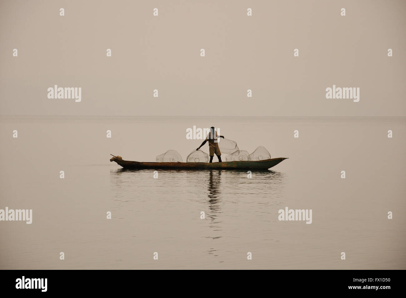 Il lago Kivu, nella Repubblica democratica del Congo. Un lone pescatori si prepara per i giorni di catture. Foto Stock