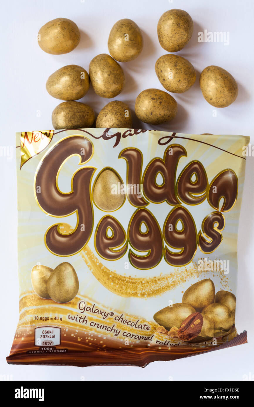 Borsa di New Galaxy golden Galaxy le uova di cioccolato con croccante caramello laminati in oro con contenuto versato isolati su sfondo bianco pronto per la Pasqua Foto Stock
