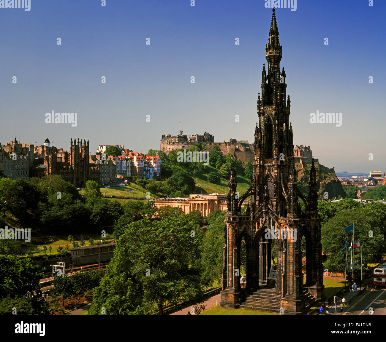 Il monumento di Scott e Castello, Princes Street, Edimburgo, Scozia, Regno Unito Foto Stock