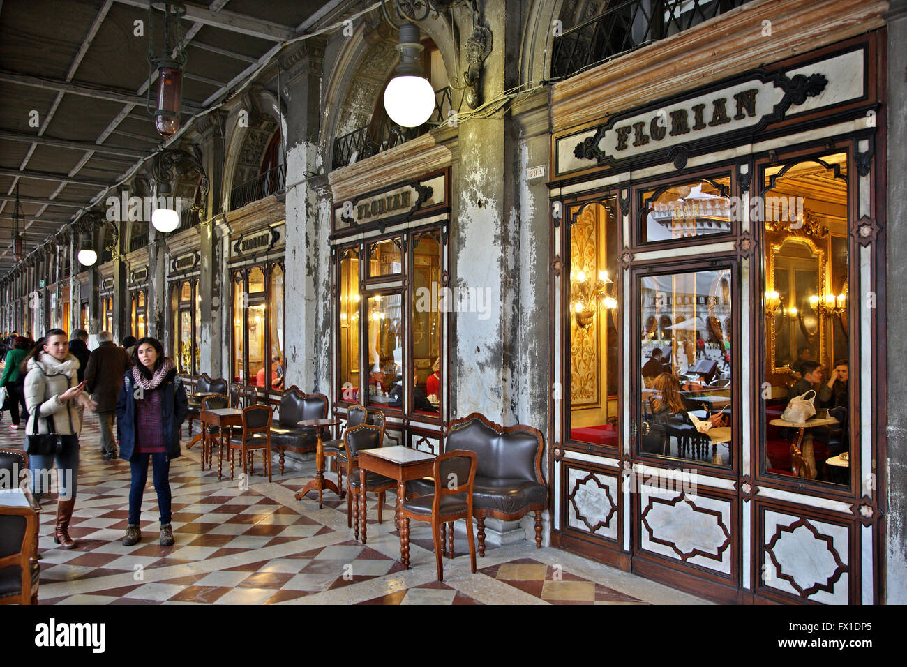 Il leggendario Café Florian in Piazza di San Marco (piazza San Marco), Venezia, Veneto, Italia. Foto Stock
