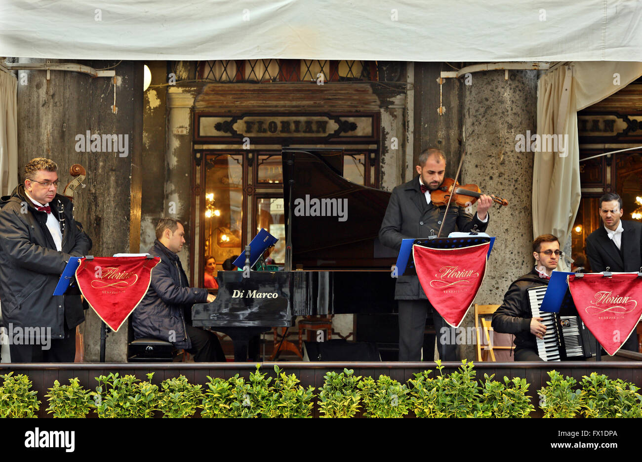 La leggendaria band di caffè Florian in Piazza di San Marco (piazza San Marco), Venezia, Veneto, Italia. Foto Stock