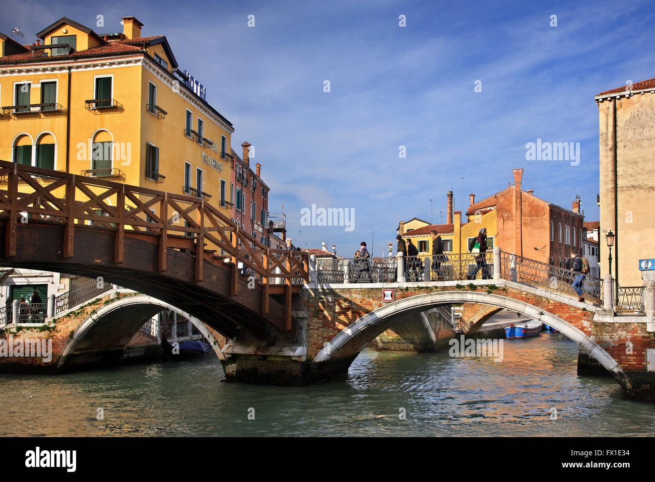 Ponti su canali a Sestiere ("Distretto") di Santa Croce, Venezia, Veneto, Italia Foto Stock