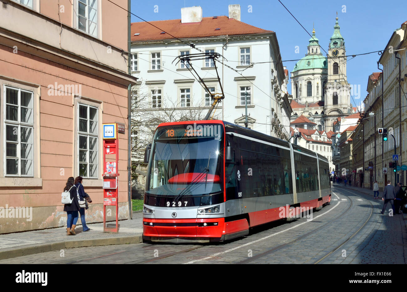 Praga, Repubblica Ceca. Moderno / tram tram (Škoda 15T / ForCity Alfa) in Ujezd (street) Foto Stock