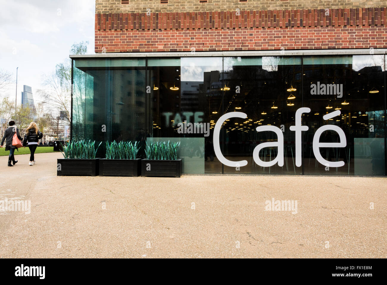 Esterno della Tate Modern Cafe sul Bankside nella zona centrale di Londra, Regno Unito Foto Stock