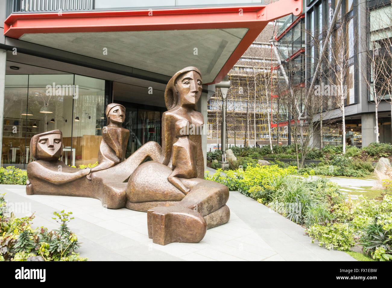 "Una famiglia in Residence' da Ivan Murray, una scultura in bronzo sul neo Bankside, vicino theTate Modern Gallery. Foto Stock