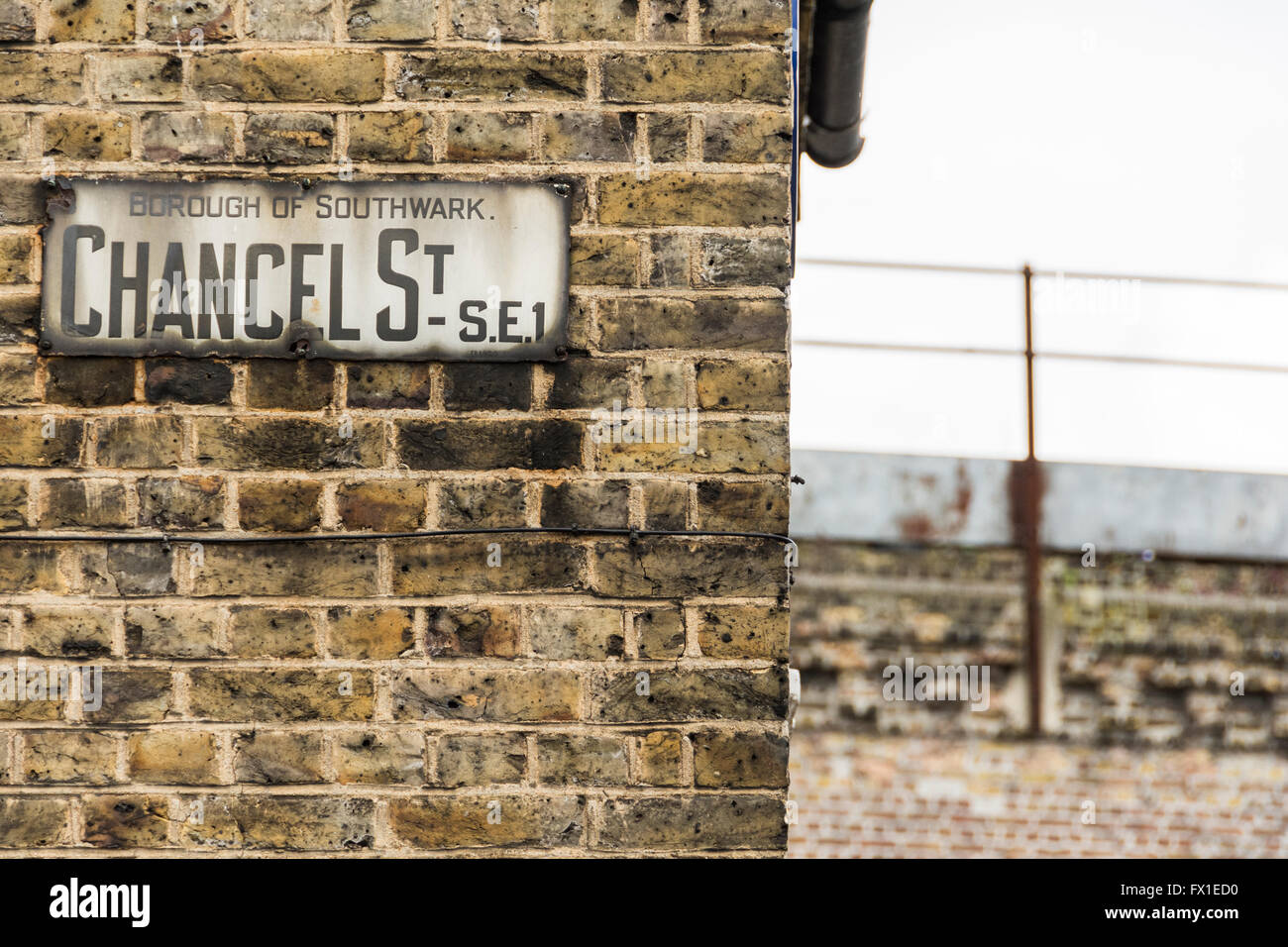 Fire danneggiato un cartello stradale sul presbiterio Street, London Borough di Southwark, SE1, Regno Unito Foto Stock