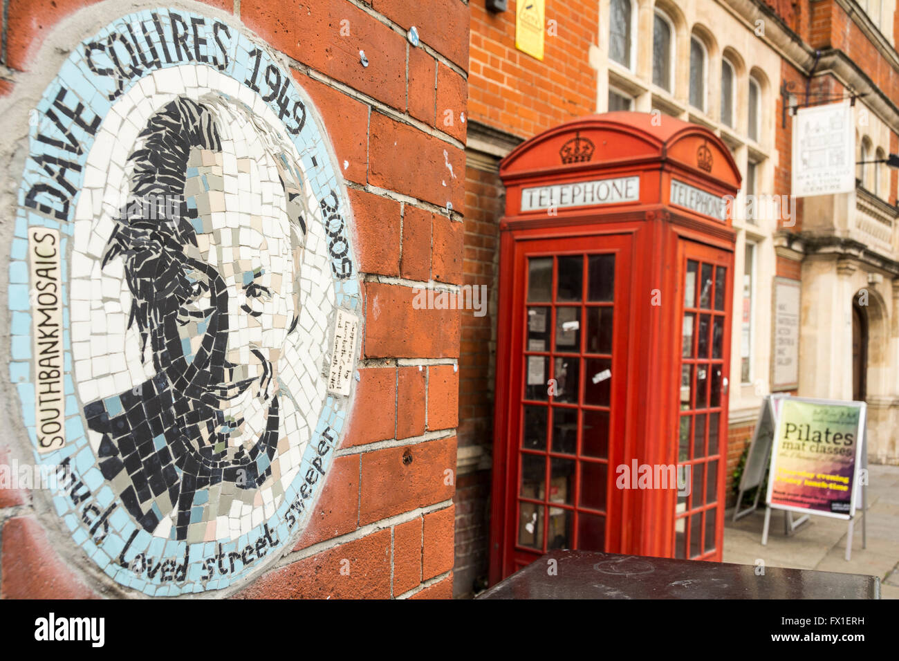 Mosaico a Dave Squires, molto amato street sweeper, sulla Palude inferiore, Waterloo, London, SE1, Regno Unito Foto Stock