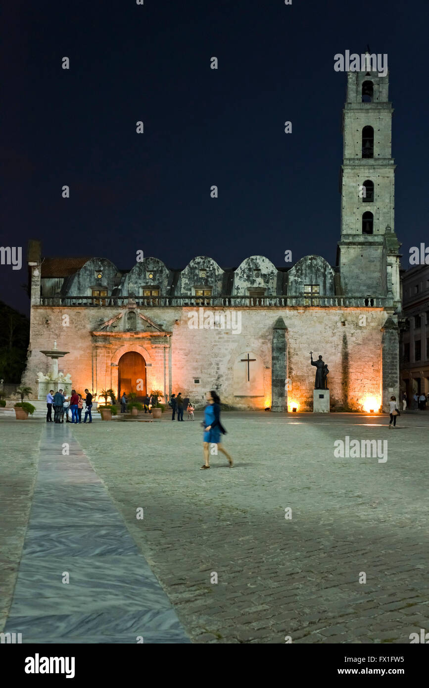 Vista verticale del Convento de San Francisco de Assisi in Plaza de San Francisco di notte, Cuba Foto Stock