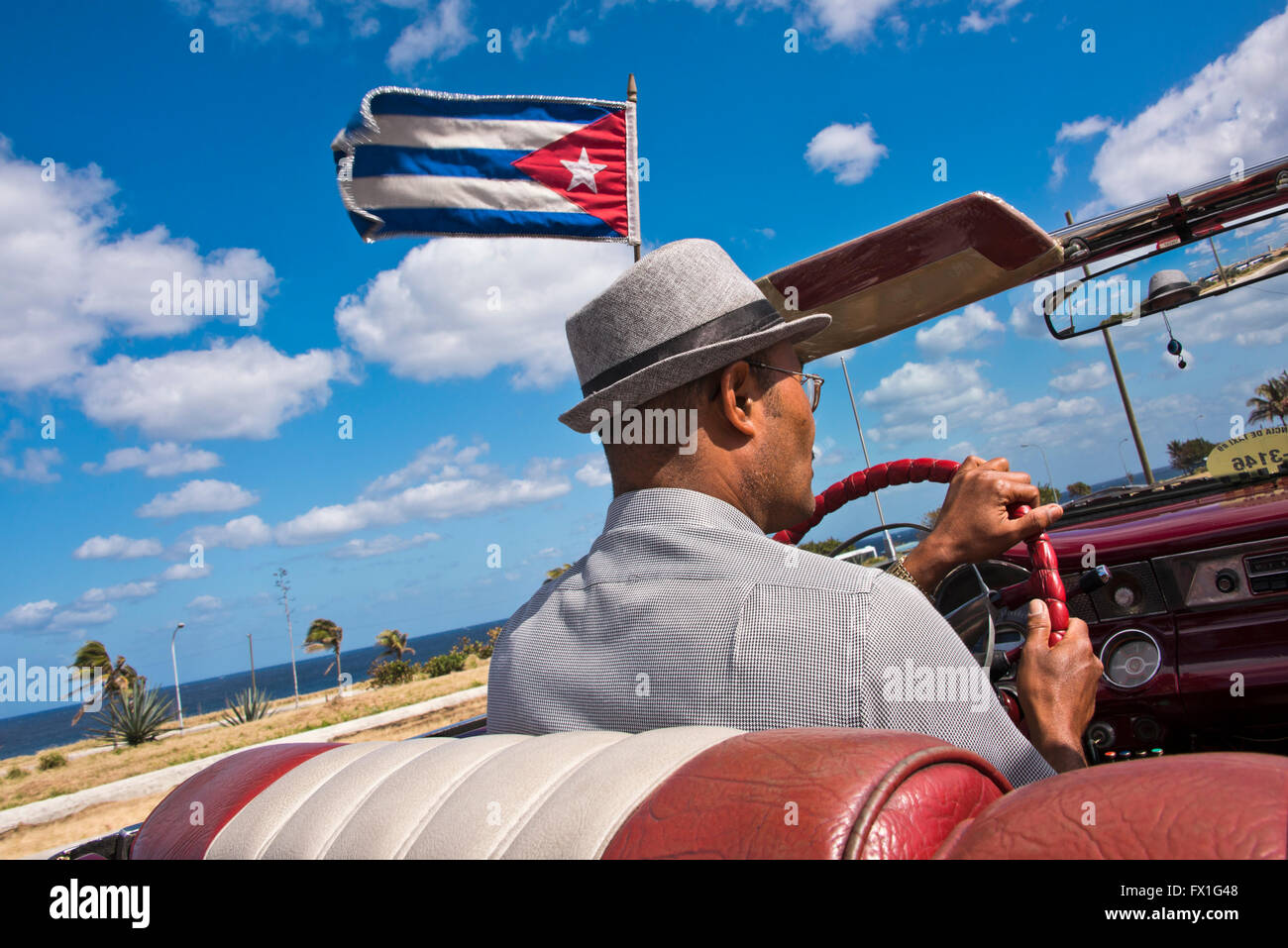 Vista orizzontale della strada costiera dall'interno di un classico americano auto a l'Avana, Cuba. Foto Stock