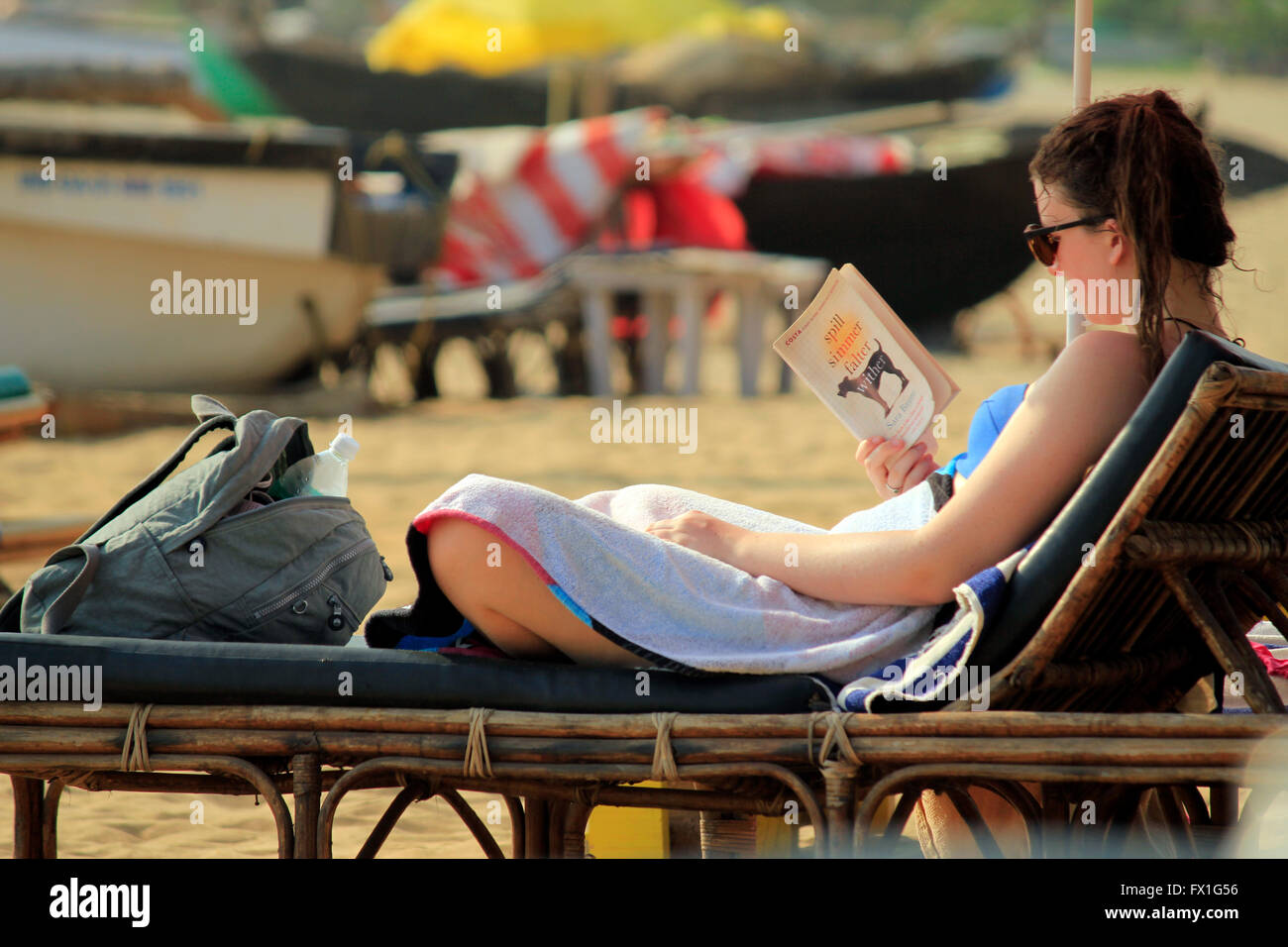 I turisti stranieri per i bagni di sole e di lettura al Patnem beach in goa Foto Stock