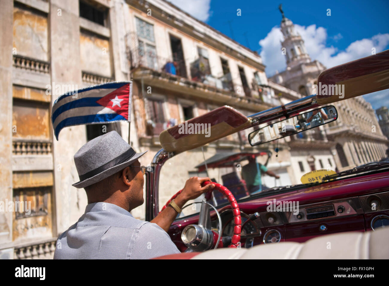 Vista orizzontale della vecchia Havana dall'interno di un classico americano auto, Cuba. Foto Stock