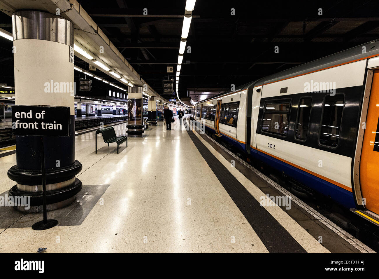 A Londra la stazione di Euston piattaforma, Euston Road, Londra, Inghilterra, Regno Unito. Foto Stock