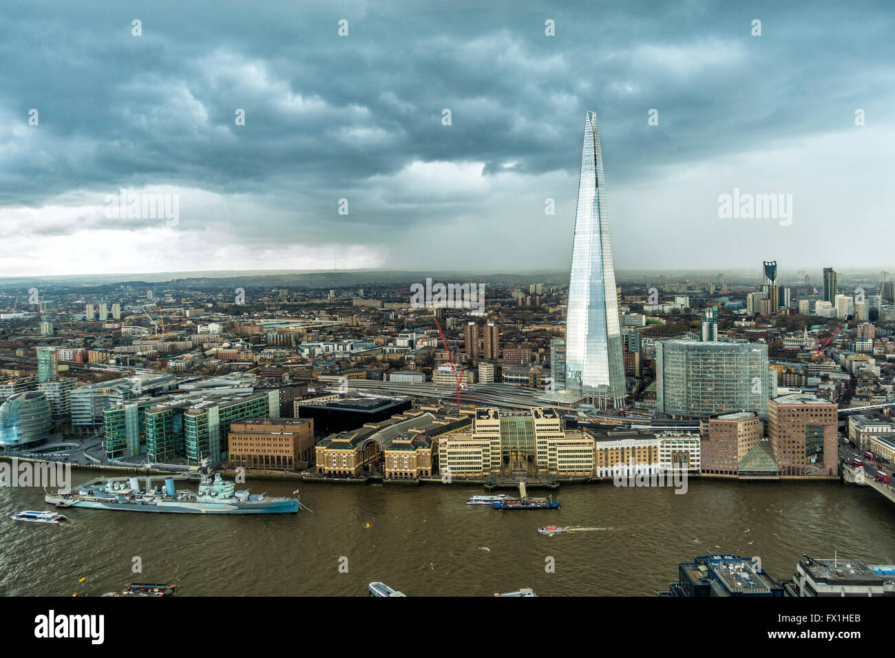 Il frammento in una tempesta vista da walkie talkie edificio 20 Fenchurch Street London Foto Stock