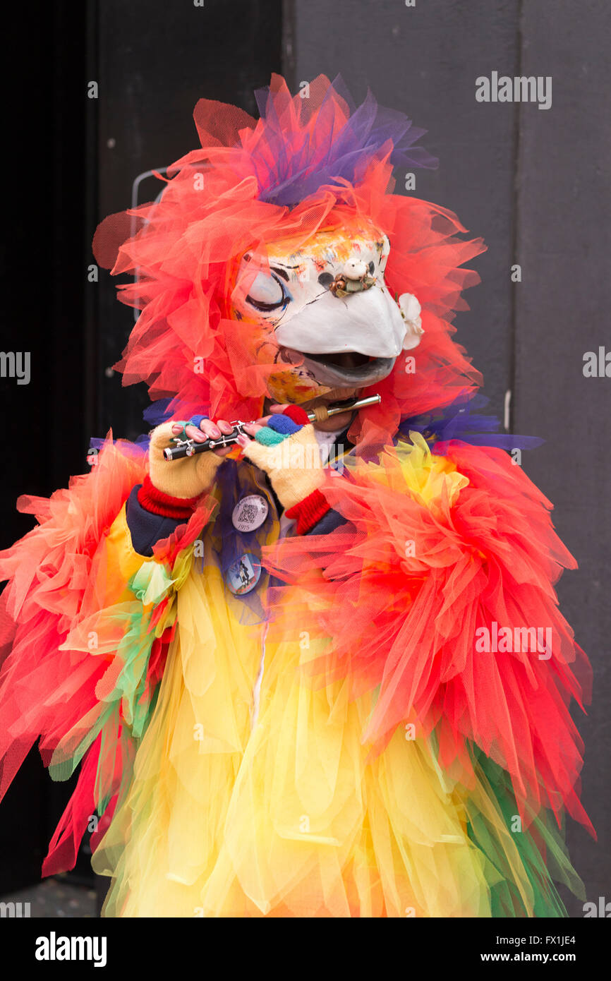 Chiudere la vista su un singolo Carnevale di Basilea partecipante che interpreta piccolo e indossando un uccello come il costume. Foto Stock