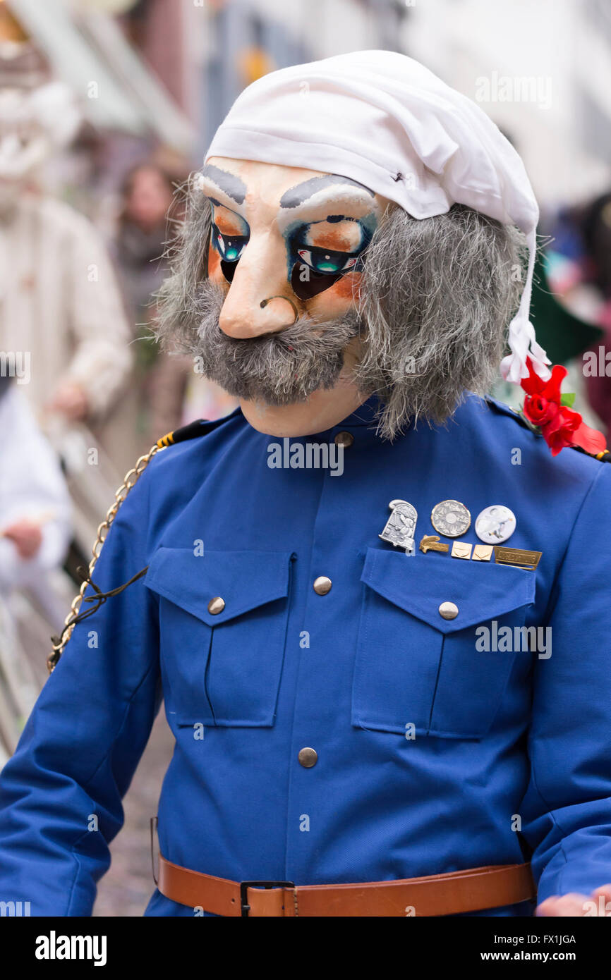 Un unico partecipante del Carnevale di Basilea 2016 indossa un costume blu e in rappresentanza di un anziano uomo con i baffi. Foto Stock